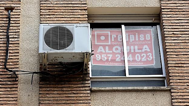 Detalle del cartel de alquiler de una vivienda en la capital