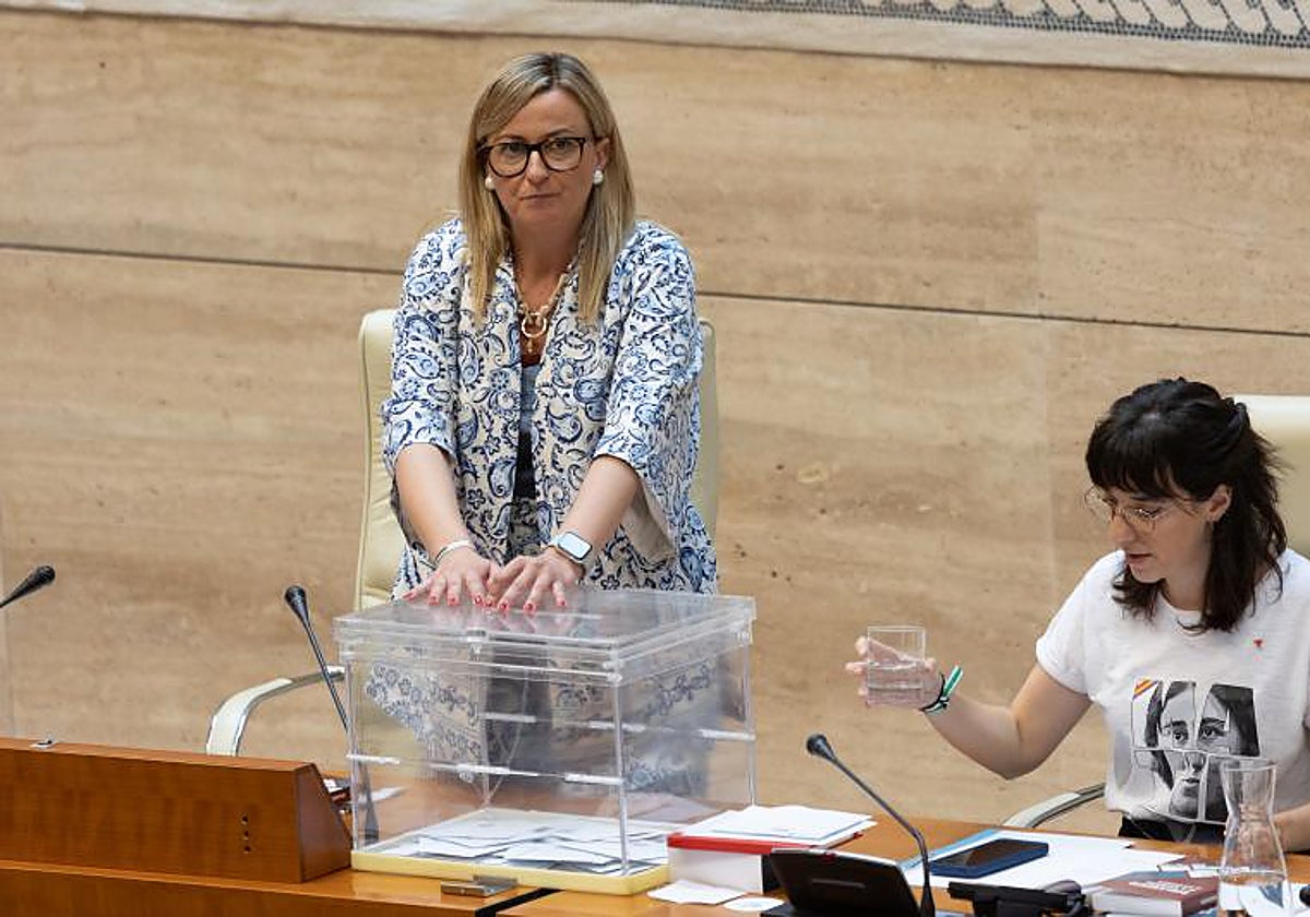 A la izquierda, la presidenta de la Asamblea de Extremadura, Blanca Martín, durante la constitución de esta el 20 de junio de 2023