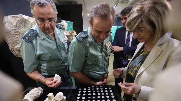 Responsables del Inituto Armado junto a la directora del museo María Dolores Baena en la muestra