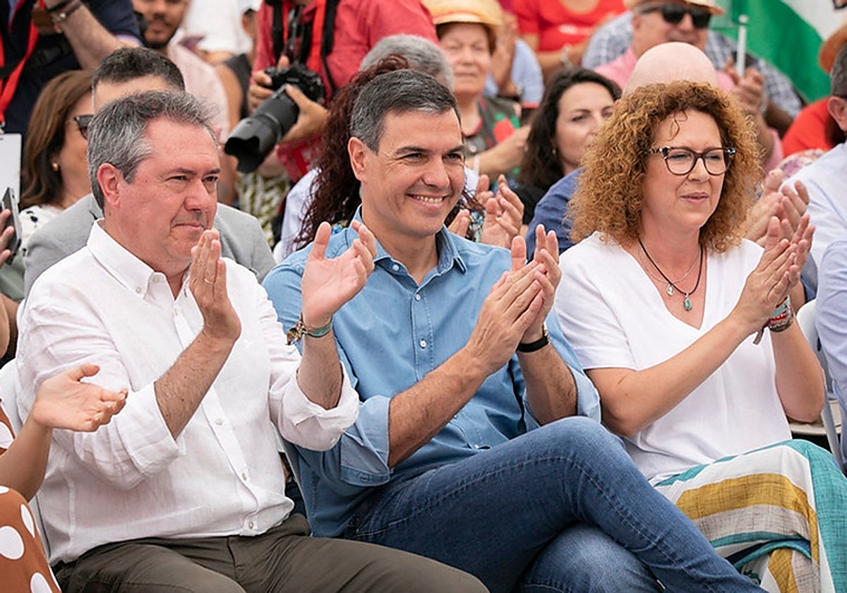 La alcaldesa de Garrucha, María López Cervantes, junto a Juan Espadas y Pedro Sánchez en un mitin