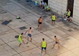 Polémica pachanga futbolera de unos turistas italianos en el centro histórico de Málaga