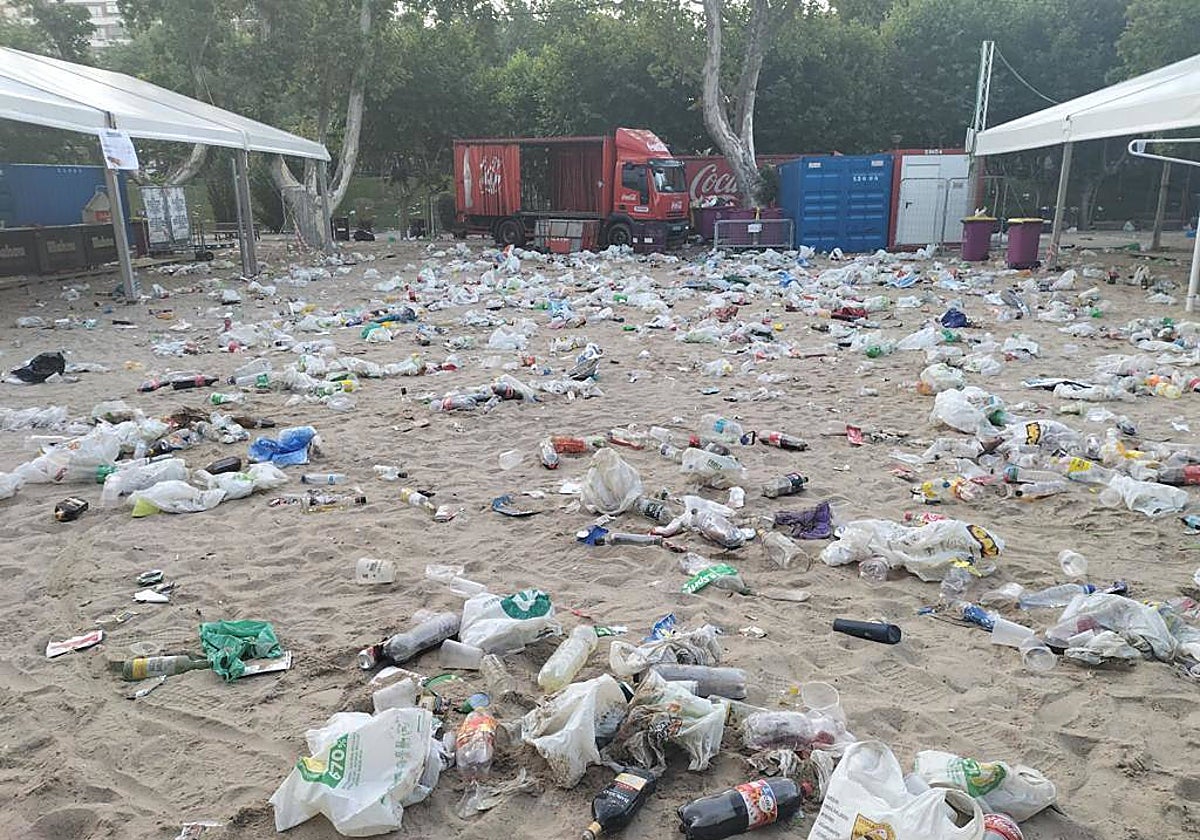 Estado en el que quedó la playa de las Moreras de Valladolid tras la celebración de la Noche de San Juan