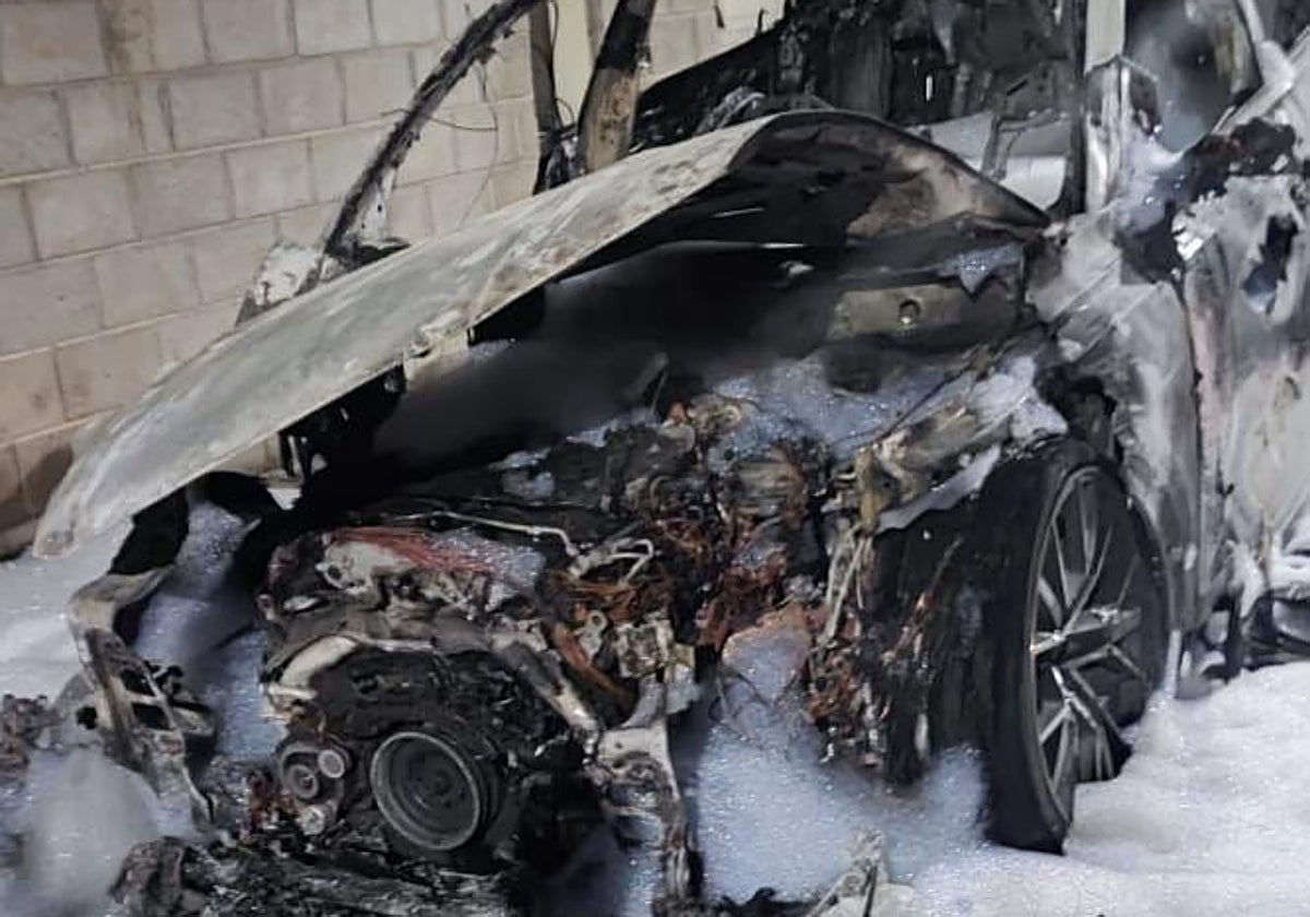 El coche, después de la intervención de los bomberos del parque de Santa Olalla