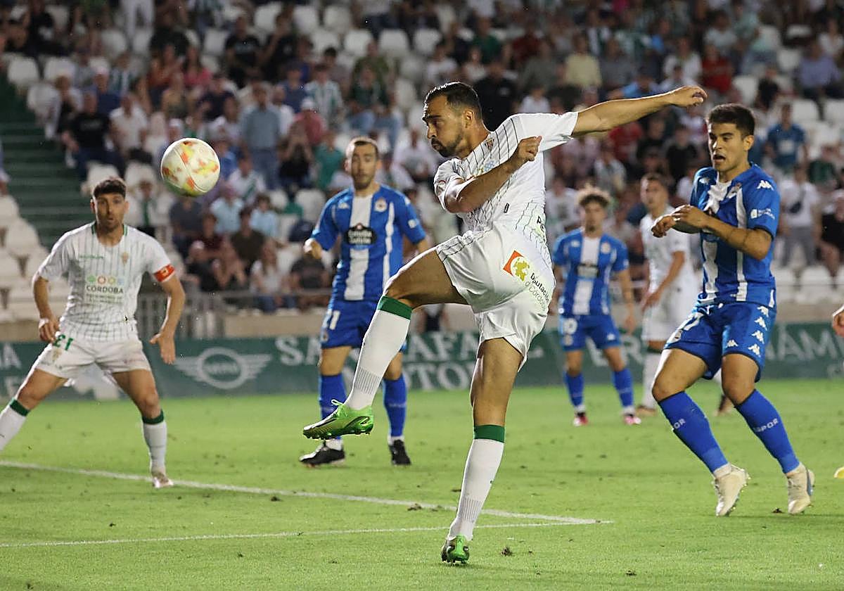 De las Cuevas intenta un remate en la visita del Deportivo al Arcángel