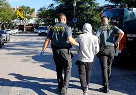 A prisión tres hombres por desvalijar vestuarios de campos de fútbol: robaron teléfonos móviles valorados en 60.000 euros