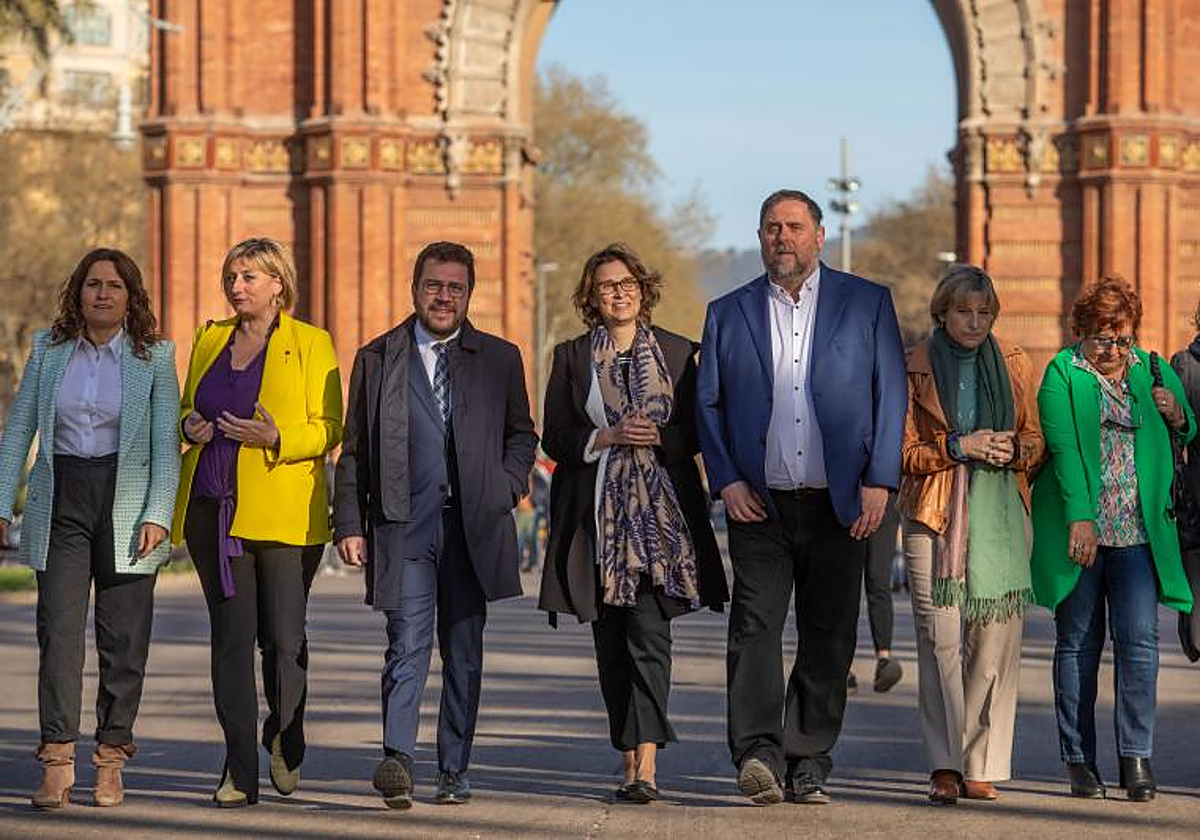 Meritxell Serret, consejera de Acción Exterior y Unión Europea, entre Pere Aragonès y Oriol Junqueras, en marzo de este año a las puertas del TSJC antes del juicio a Serret por su participación en el 'procés' ilegal de 2017