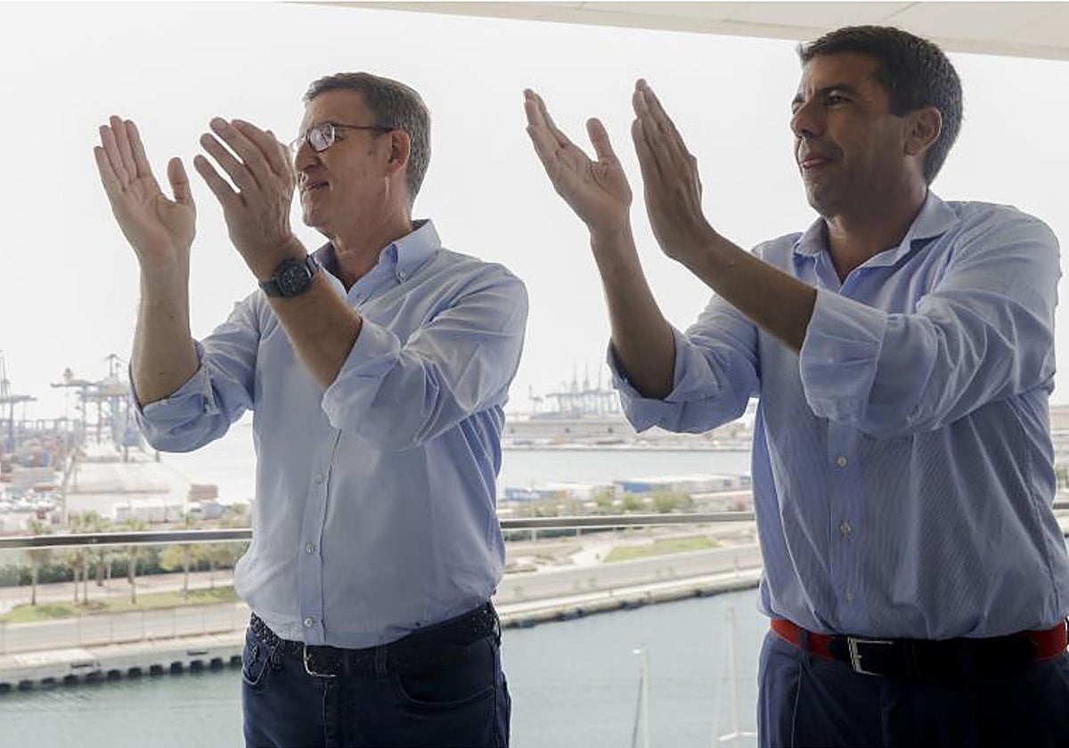 El presidente del PP, Alberto Núñez Feijóo y el ganador de las elecciones el 28M para presidir la Generalitat, Carlos Mazón