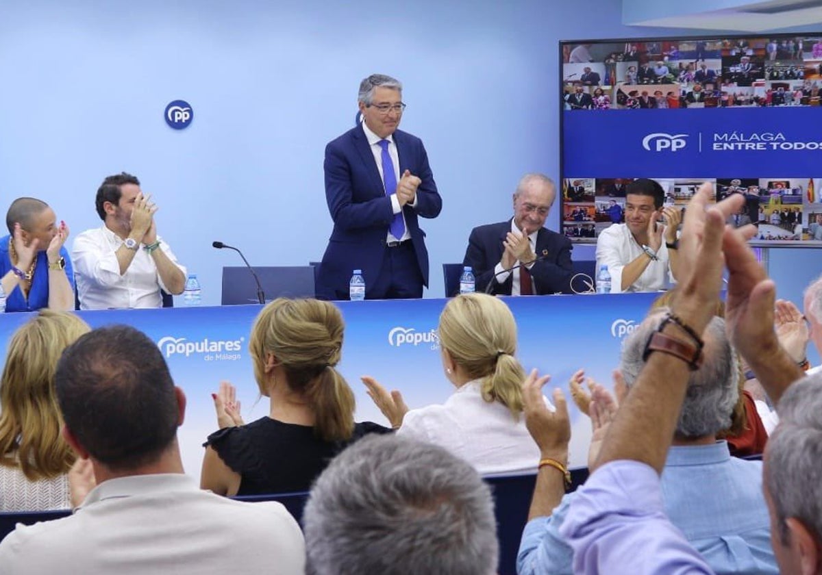 Francisco Salado, recibiendo una ovación este lunes en la en junta directiva del PP de Málaga