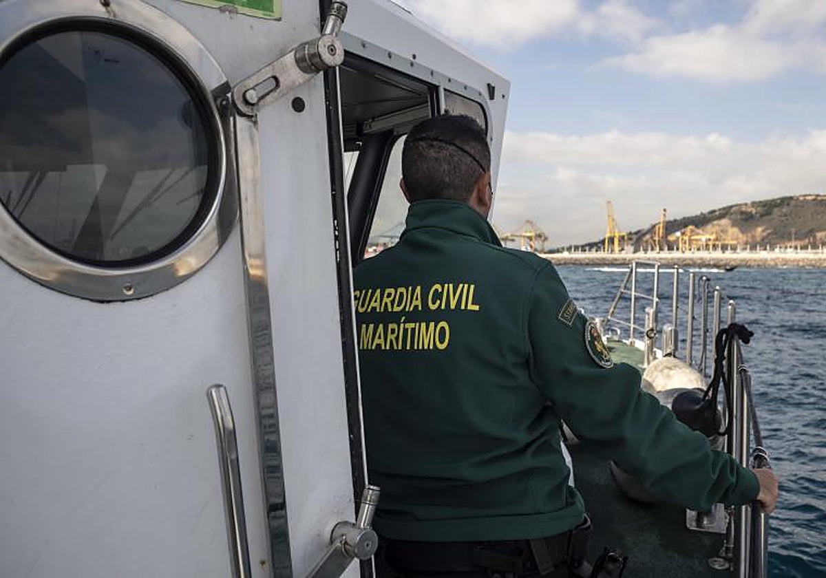 Un agente del Servicio Marítimo de la Guardia Civil
