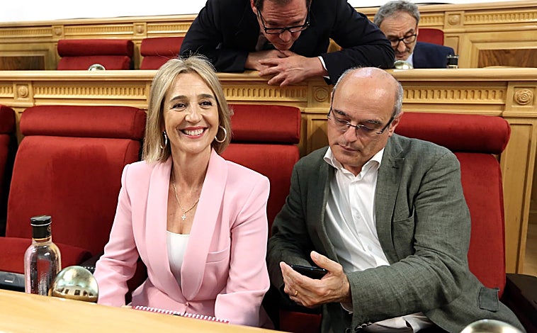 Imagen principal - PP y Vox lanzan un mensaje de confianza en el nuevo gobierno del Ayuntamiento de Toledo