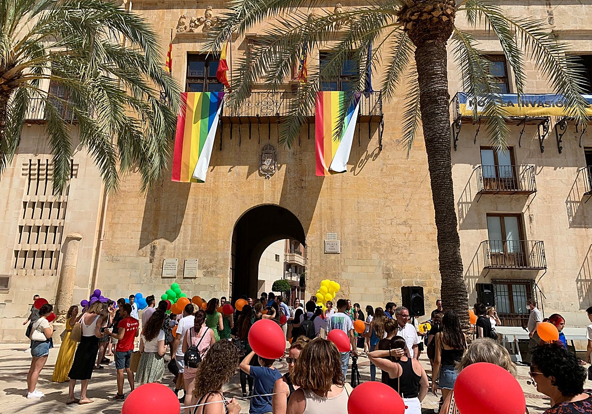 La bandera LGTBIQ+ izada en la fachada del Ayuntamiento de Elche, este miércoles