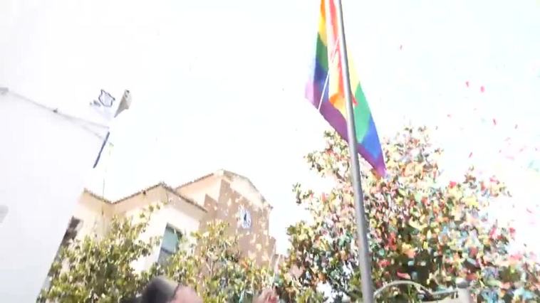 La bandera LGTBI sirve de argumento a los partidos políticos para criticar a su adversario en plena precampaña electoral