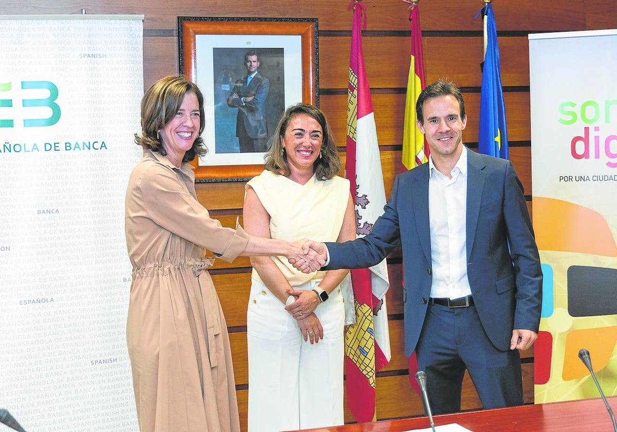 Kindelán, González Corral e Ibáñez, ayer tras la firma del convenio en Valladolid