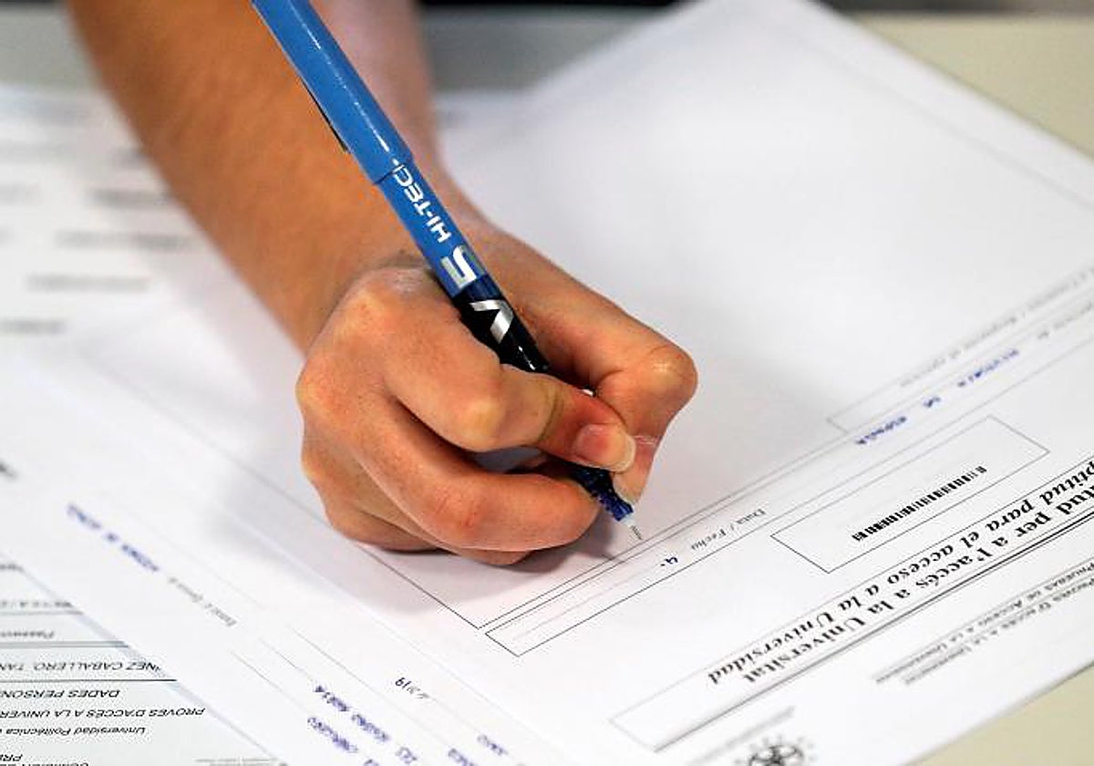 Imagen de archivo de un examen de las PAU en Valencia