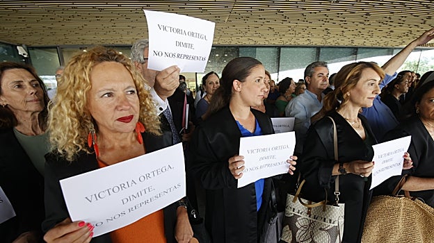 Abogados y procuradores denuncian el cierre de despachos por las huelgas en Justicia en Córdoba