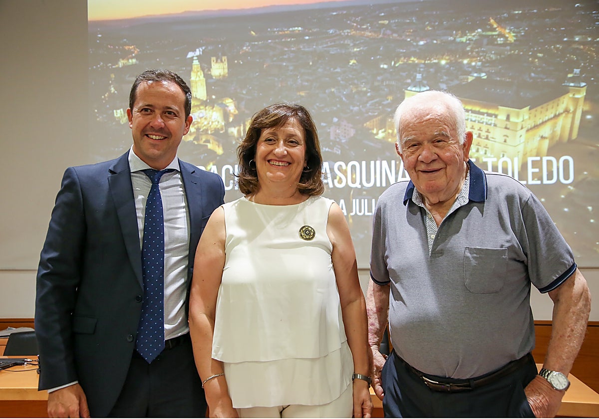 Velázquez junto a Valle Simón, hija del damasquinador toledano Julián Simón, y Mariano San Félíx, maestro damasquinador