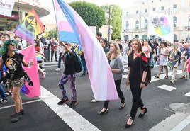 La alcaldesa de Burgos, increpada en la manifestación por el Día del Orgullo LGTBI