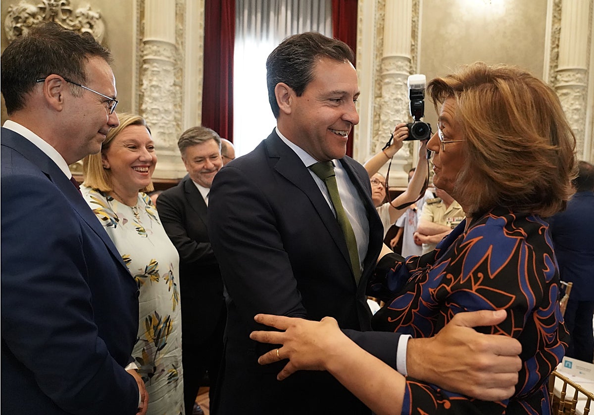 El portavoz del Grupo parlamentario del PP en las Cortes de Castilla y León, Raúl de la Hoz, saluda a la presidenta de la Diputación de Palencia, Raúl de la Hoz