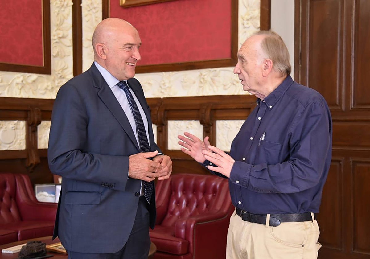 Carnero conversa con el presidente de la Academia de Cine, Fernando Méndez-Leite