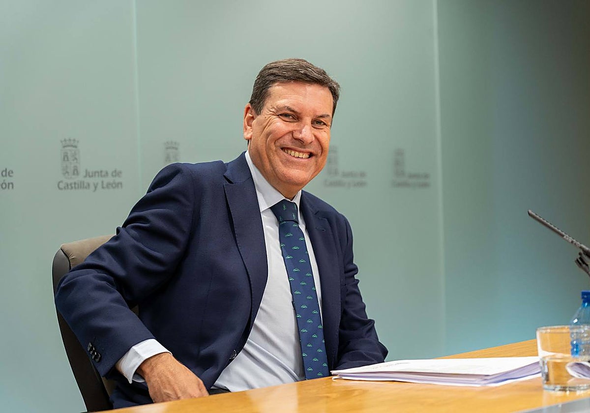 El consejero Carlos Fernández Carriedo comparece en la rueda de prensa posterior al Consejo de Gobierno