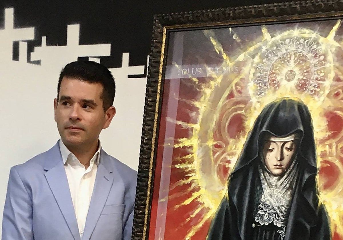Juan Francisco Martínez Zamora posa junto al cartel de la coronación de la Virgen de la Soledad de Zamora