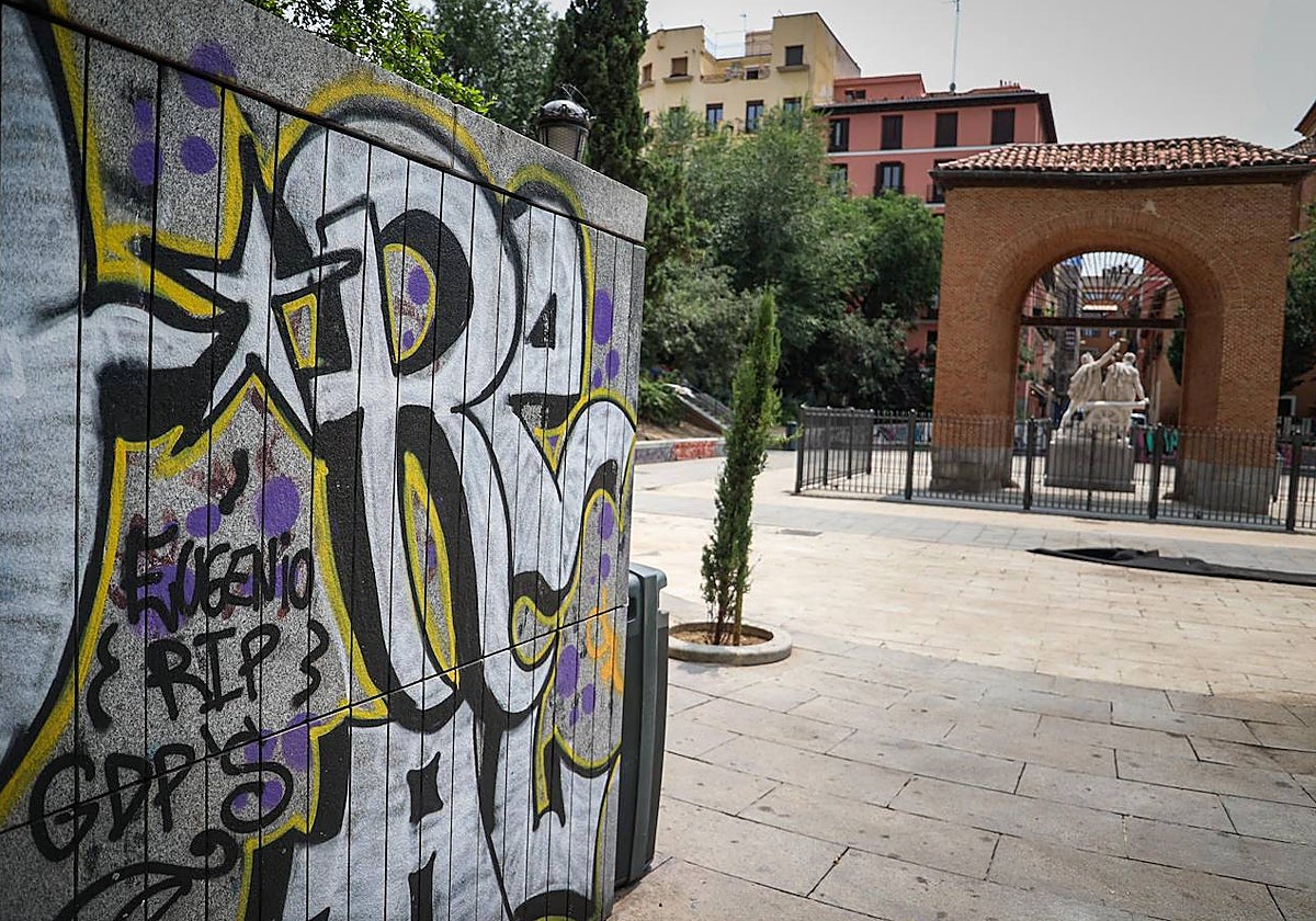 Una de las muchas pintadas en la plaza del Dos de Mayo, esta semana, en Malasaña