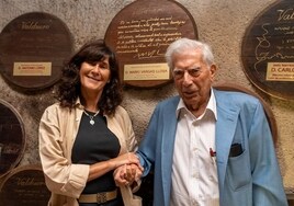 Vargas Llosa visita el club La Tenada de Valduero
