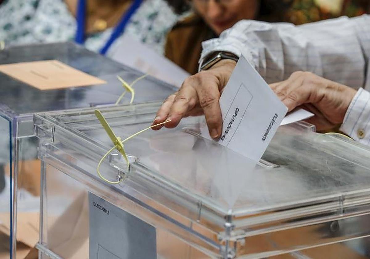 Foto de archivo de un hombre depositando su voto en 2019, en Sevilla