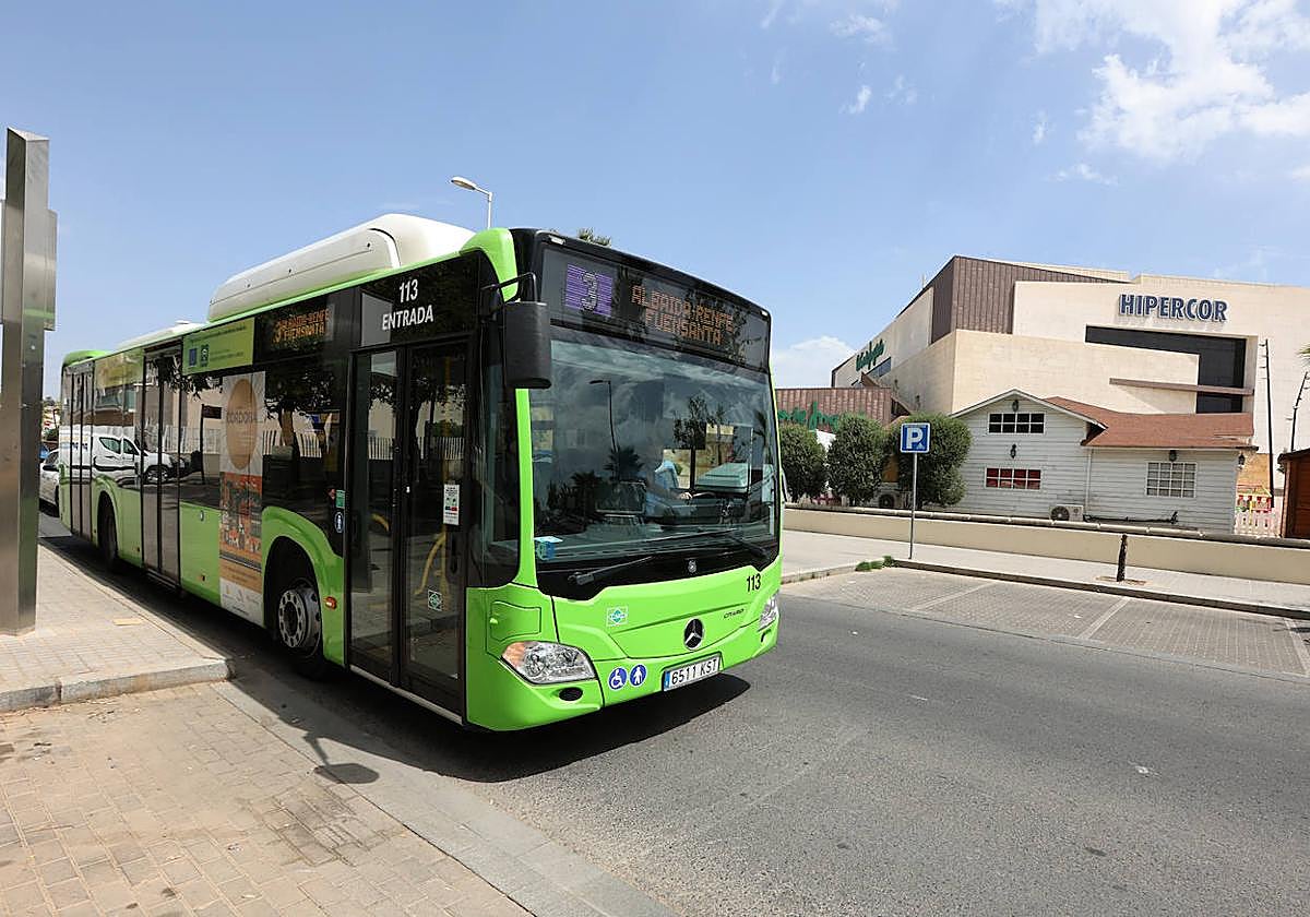 Un autobús de Aucorsa, en la zona del Hipercor