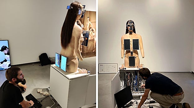 Eduardo Fuentevilla, junto a la mujer hiperrealista para el artista Filip Custic