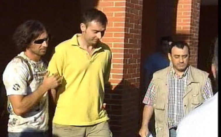 Imagen principal - Alfredo Galán, ya detenido, tras entregarse en comisaría en julio. Debajo, durante el juicio en la Audiencia de Madrid que le condenó a 142 años de cárcel. A la derecha, el capitán Jesús Rubio, uno de los responsables de la investigación conjunta entre Policía Nacional y Guardia Civil