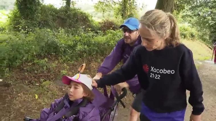 Los "guerreros púrpura" que recorren el camino de Santiago