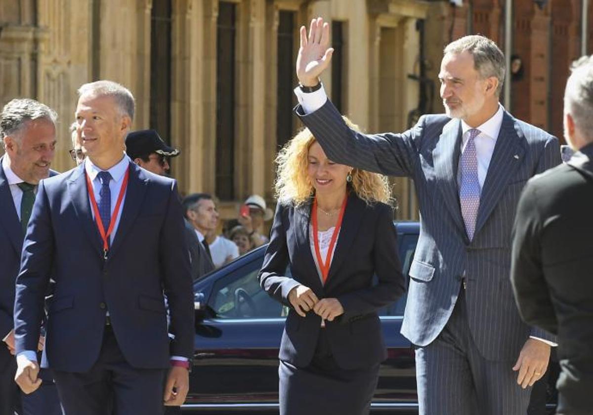 El rey Felipe VI es recibido por la presidenta del Congreso, Meritxel Batet, y por el presidente del Senado, Ander Gil (2i), a su llegada a la conferencia internacional de Parlamentarismo en la UE en León