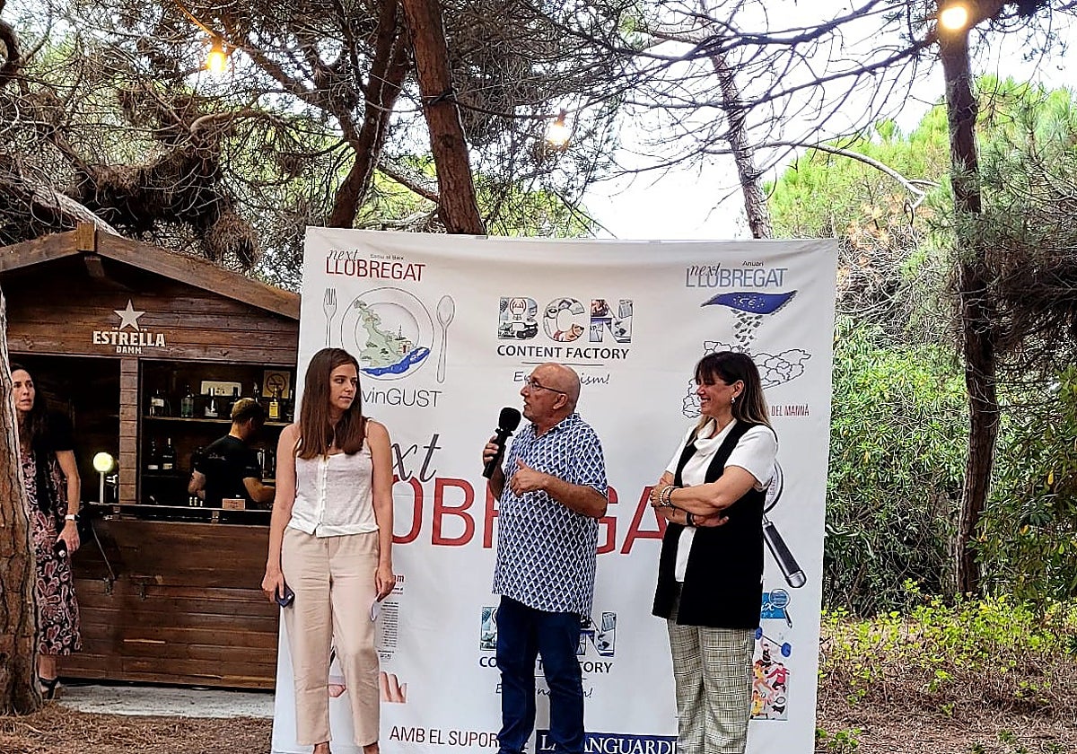 Juan Carlos Valero, director de BCN Content Factory, Gemma Badia, alcaldesa de Gavá, y Lorena Martín, jefa de redacción de BCN Content Factory