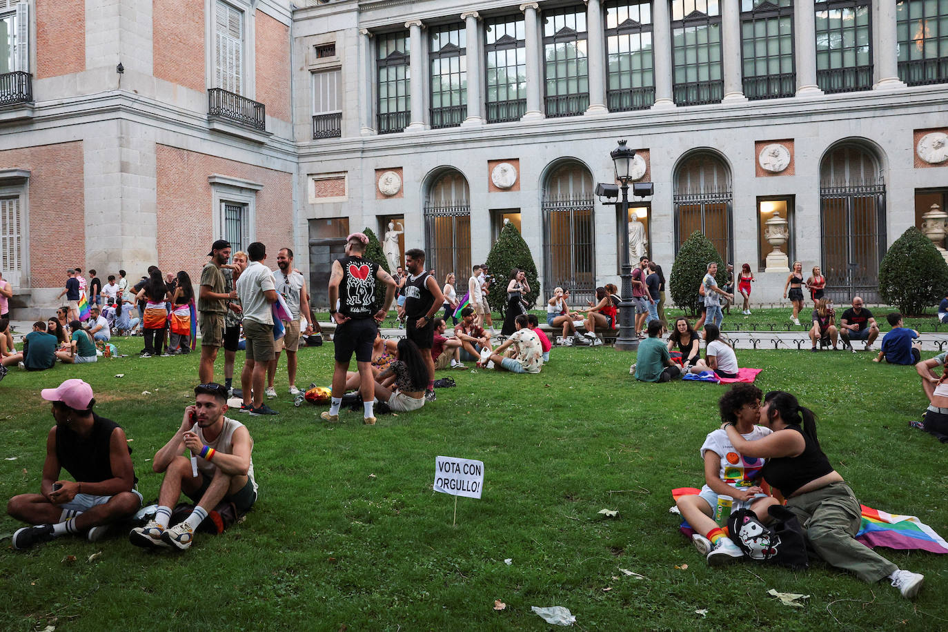 Un cartel que con la leyenda "¡Vota con orgullo!" se ve durante el desfile del Orgullo en Madrid, este sábado