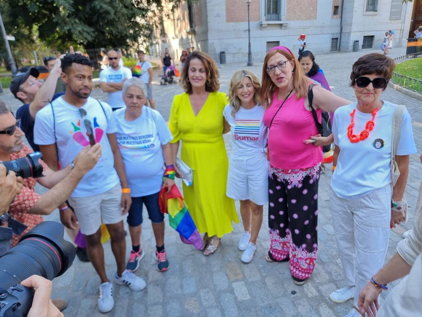Yolanda Díaz ha llegado con camiseta de Sumar y los colores del Orgullo y acompañada de los presidentes de las asociaciones.