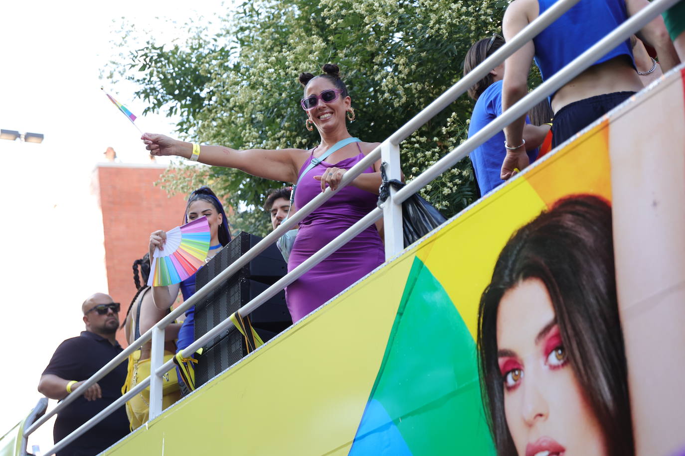 La colaboradora de televisión Anabel Pantoja en uno de los autobuses que recorrerán Madrid en la marcha del Orgullo