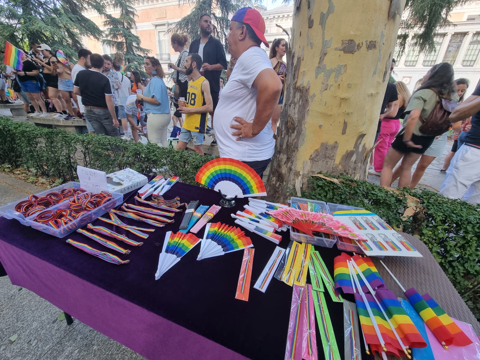 Un puesto de venta de artículos alusivos a la diversidad sexual, este sábado en Madrid