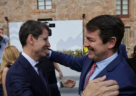 Mañueco arropa a su «amigo» Capellán en su toma de posesión como presidente de La Rioja