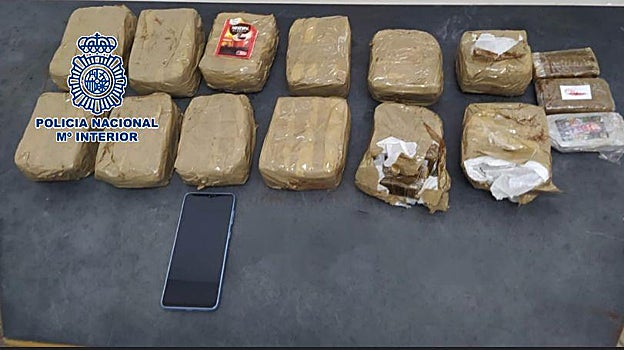 Los paquetes de hachís embalados y ocultos en la mochila