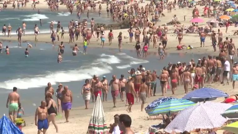 Playas llenas y chiringuitos con lista de espera, el verano llega con fuerza