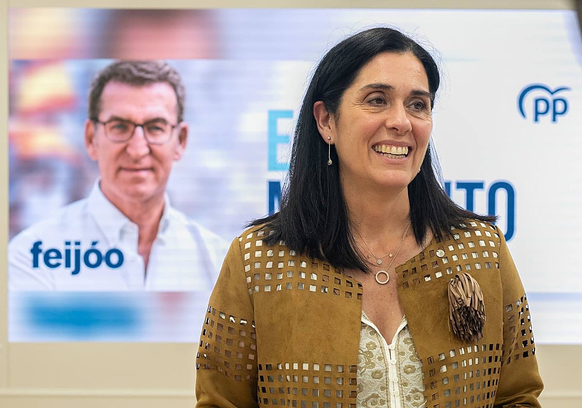 La directora de campaña del PSdeG, Paula Prado, este domingo, con un cartel electoral de Feijóo al fondo