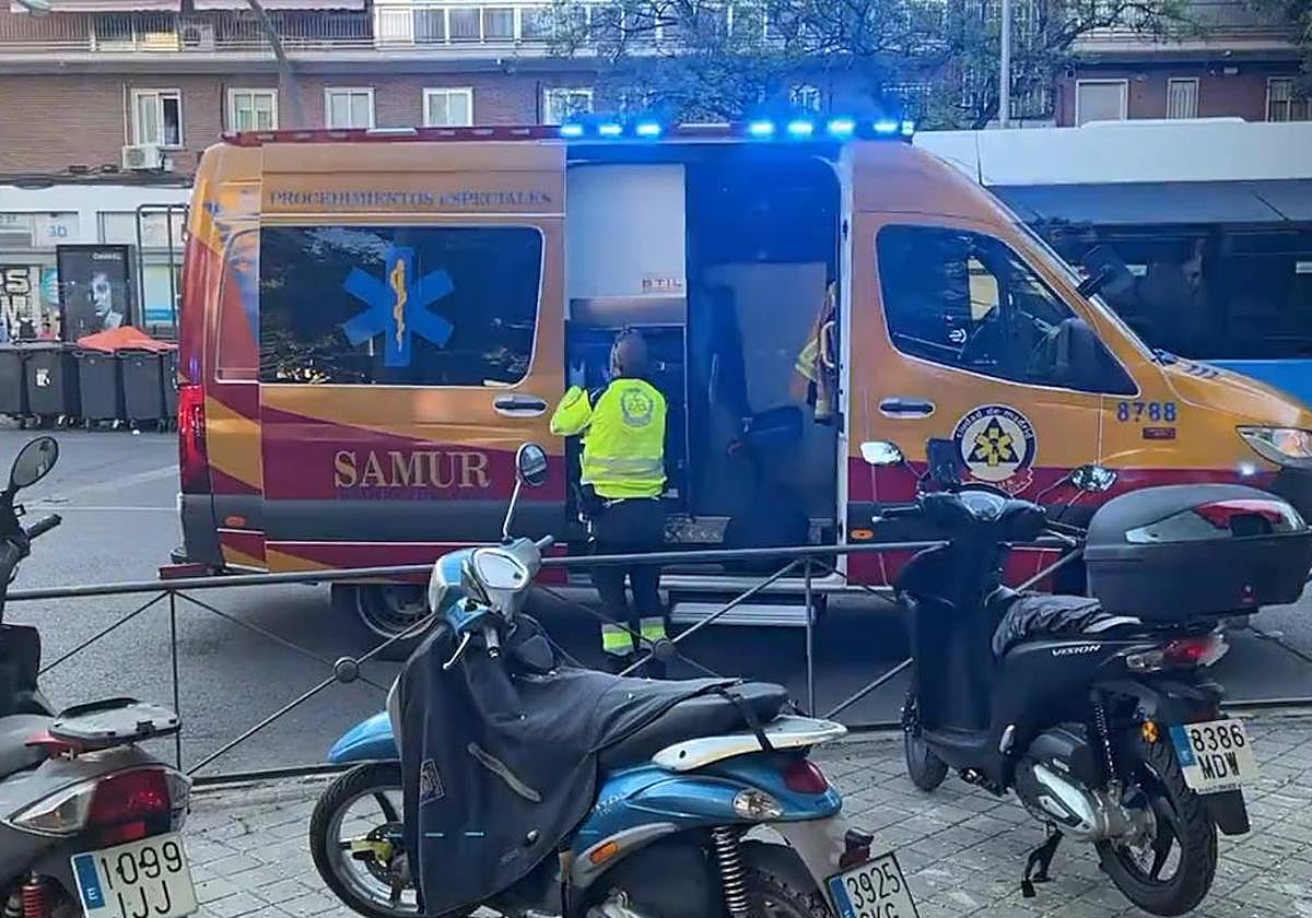 Una ambulancia del Samur en el lugar de los hechos