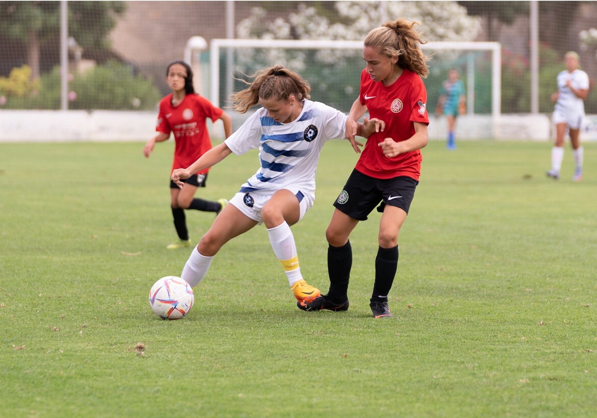 Imagen de un partido de la Costa Blanc Cup en campo de fútbol