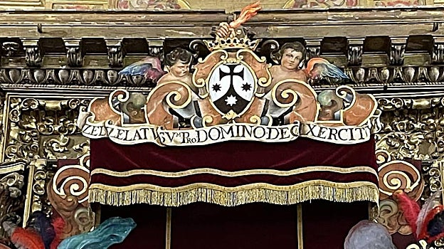 Detalle del escudo carmelita que corona el nuevo dosel de cultos