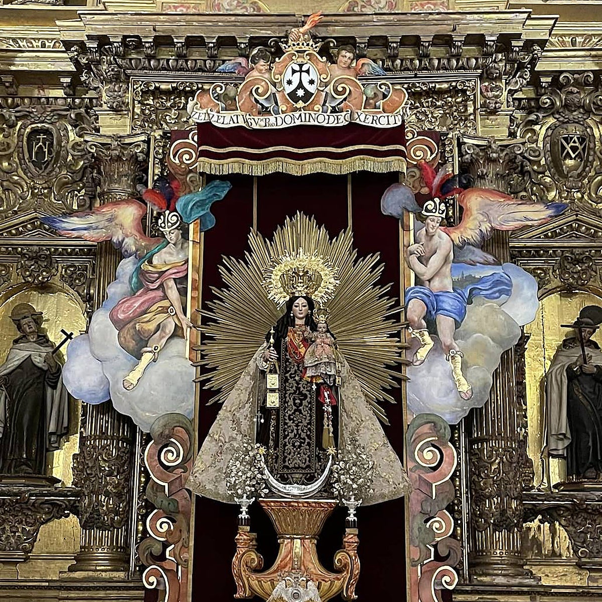 La Virgen del Carmen, en su nuevo dosel, dispuesta para la novena