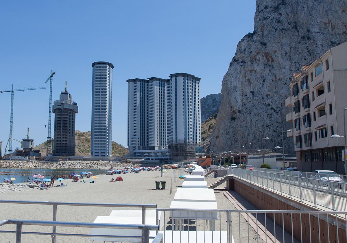 Imagen de las torres de viviendas de Las Terrazas del Centenario de Hassan junto al Peñón