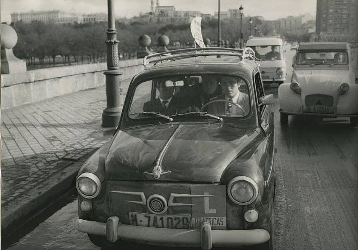 Un alumno se examina en un Seat 600 junto al Puente de Segovia, en 1971