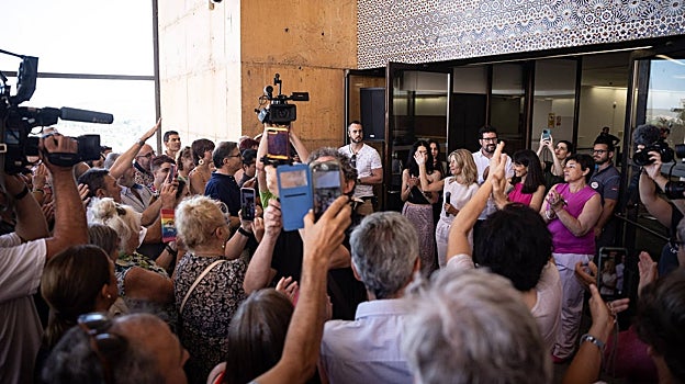 Yolanda Díaz saluda a las numerosas personas que han tenido que quedarse fuera del acto