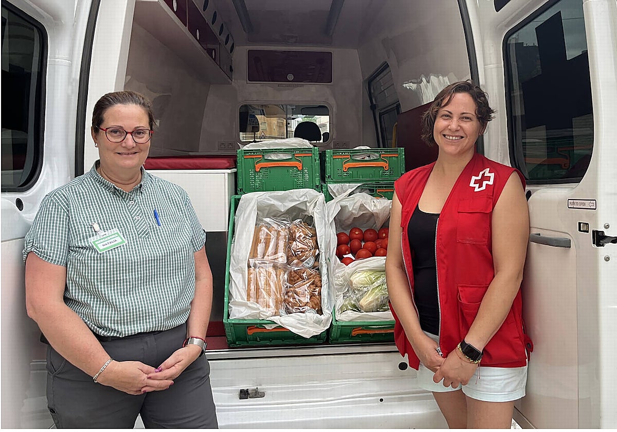 Representantes de Mercadona y de Cruz Roja de Tavernes de la Valldigna durante una entrega